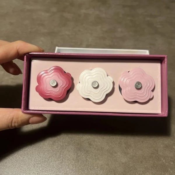 Bộ 6 nam châm Le Creuset hình bông hoa nhiều màu sắc, hoàn hảo để trang trí bàn làm việc hoặc tủ lạnh.