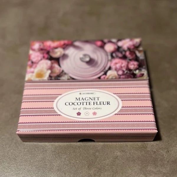 Bộ 6 nam châm Le Creuset hình bông hoa nhiều màu sắc, hoàn hảo để trang trí bàn làm việc hoặc tủ lạnh.