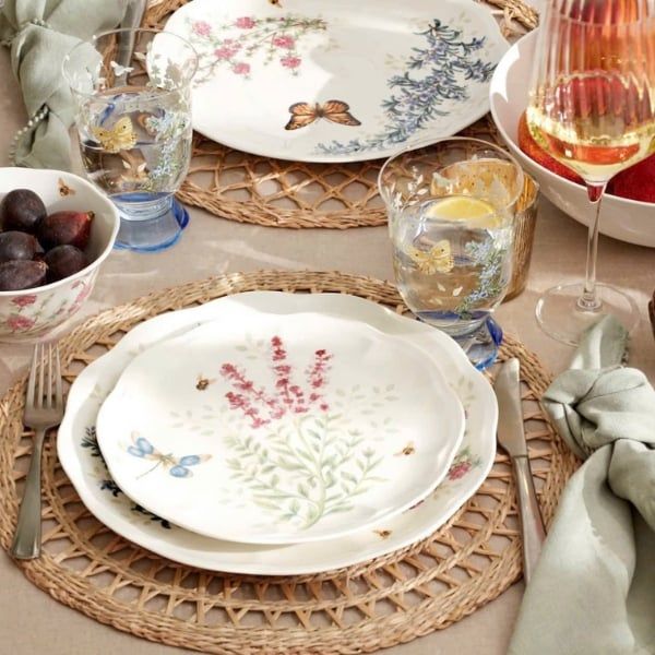 Set 4 đĩa Lenox Butterfly Meadow 22cm - Đĩa lót họa tiết bướm rực rỡ và những bông hoa xanh dịu dàng tô điểm hai bên