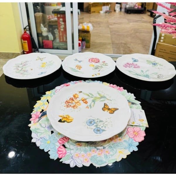Set 4 đĩa Lenox Butterfly Meadow 28cm Mỗi đĩa in hình hoa văn khác nhau với những cánh bướm cách điệu.