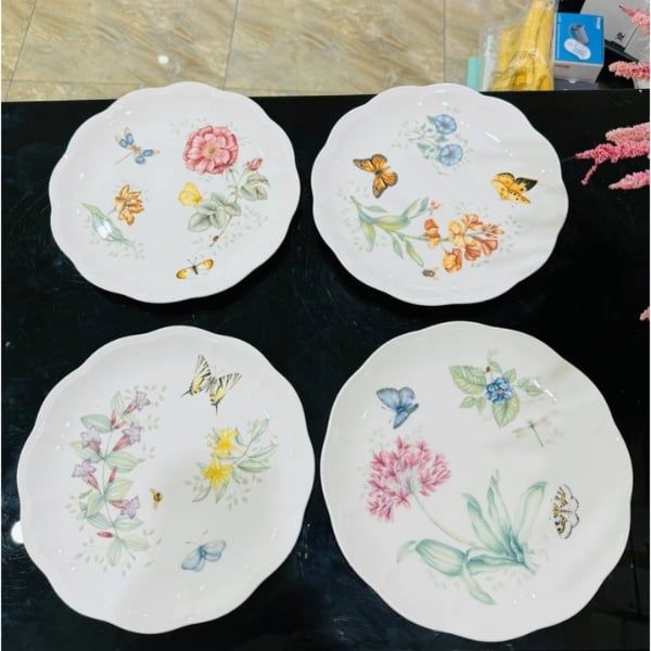 Set 4 đĩa Lenox Butterfly Meadow 28cm - Đĩa lót họa tiết bướm rực rỡ và những bông hoa xanh dịu dàng tô điểm hai bên thành bát