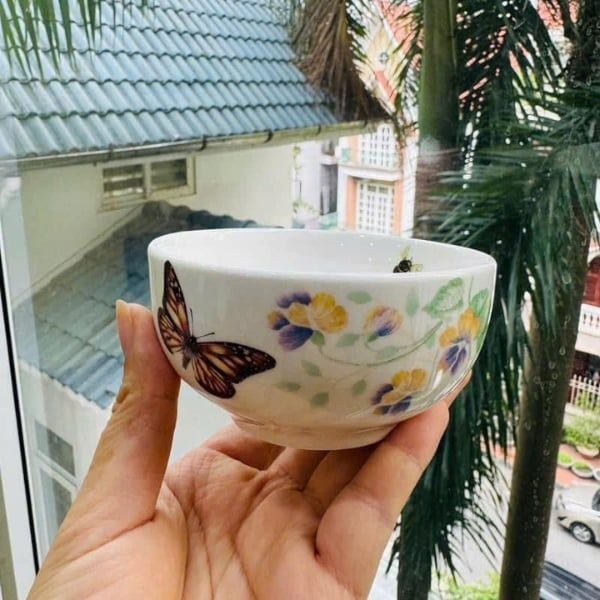 Set 6 bát cơm Lenox Butterfly Meadow 10.5cm viền hình vỏ sò mềm mại, tạo cảm giác thanh thoát và nhẹ nhàng.