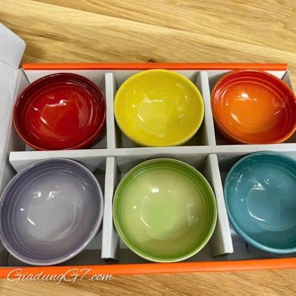 Set 6 bát đựng nước chấm Le Creuset cầu vồng 7cm nhiều màu sắc được đóng gói trong hộp quà đẹp mắt.