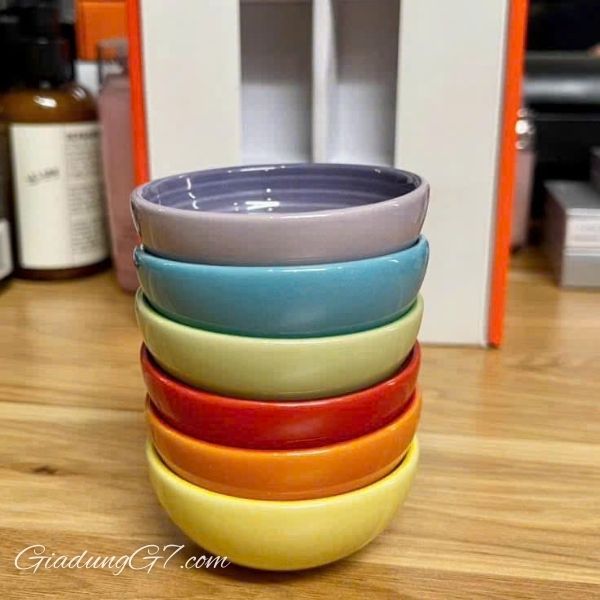 Set 6 bát đựng nước chấm Le Creuset cầu vồng 7cm nhiều màu sắc được đóng gói trong hộp quà đẹp mắt.
