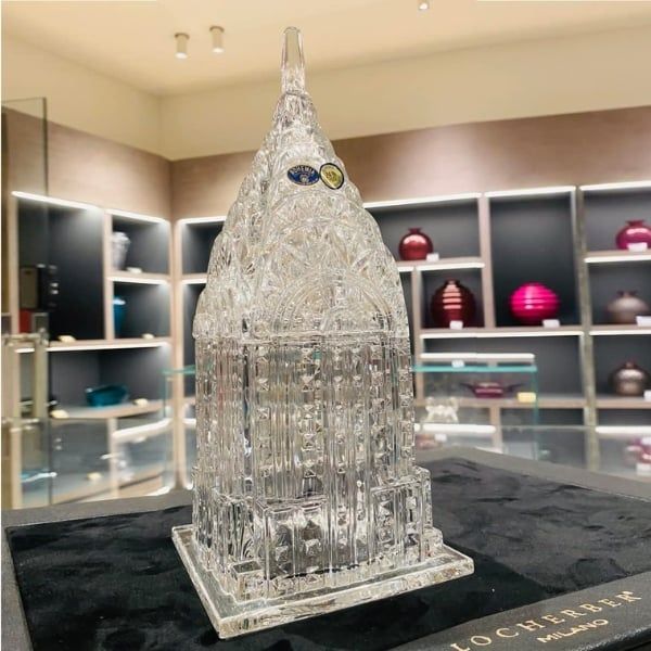 Thố pha lê mài Bohemia Building 30cm Được chế tác với độ chính xác và chuyên môn của người thợ thủ công.