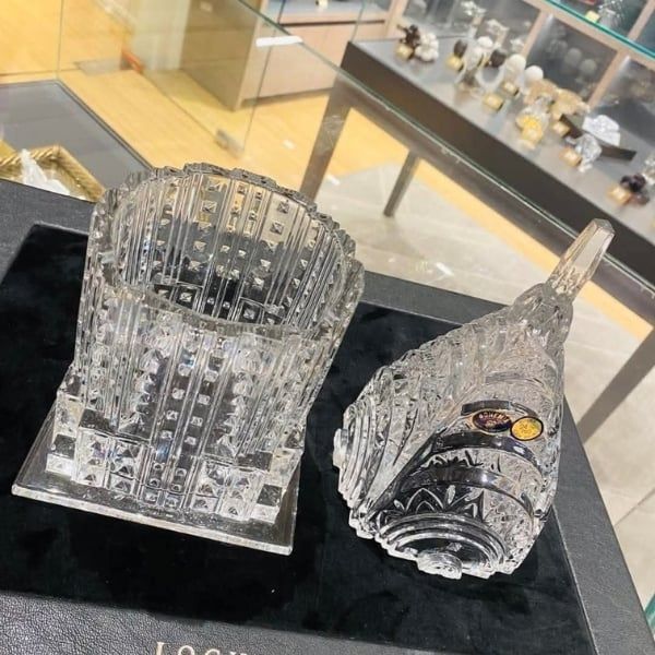 Thố pha lê mài Bohemia Building 30cm Được chế tác với độ chính xác và chuyên môn của người thợ thủ công.