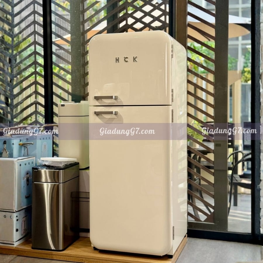 Tủ lạnh HCK BCD-192R-S 192L 2 ngăn (lạnh 143L, đông 49L) Cửa đặc cách nhiệt bằng bọt đảm bảo hiệu quả làm mát tối ưu.