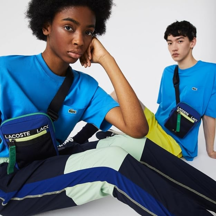 Túi đeo chéo Lacoste NU3797UH crossbody Blue Được làm từ chất liệu nylon bền chắc, chiếc túi đeo vai thời trang này rất phù hợp với lối sống năng động.