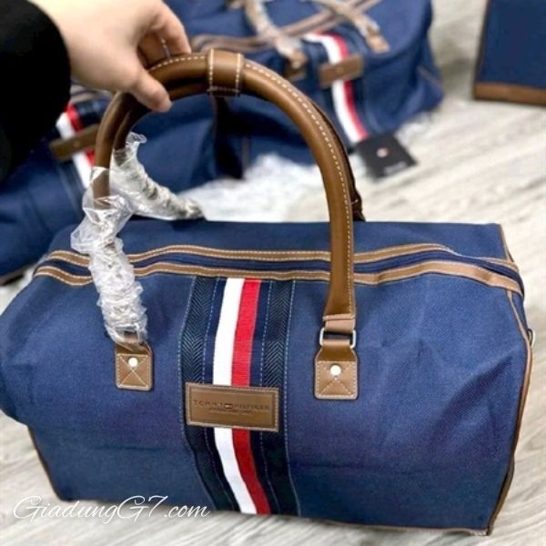 Túi Tommy Logan 21 Sport Duffel có kích thước hoàn hảo cho mọi mục đích sử dụng.