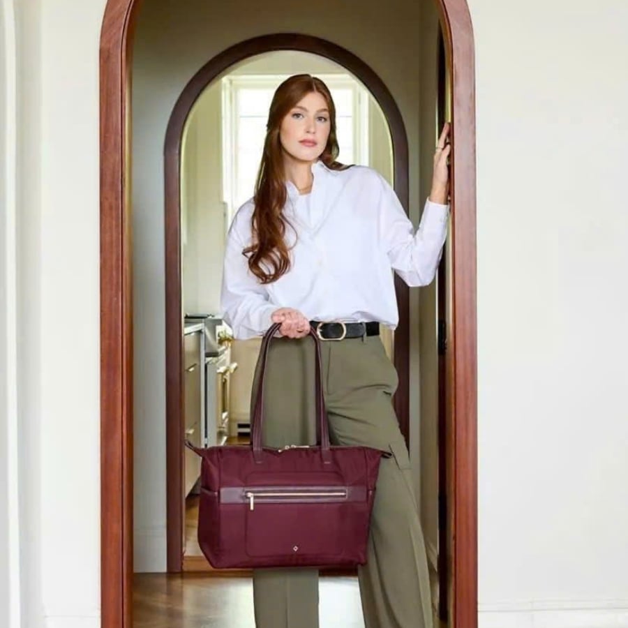 Chiếc Túi xách Samsonite Mobile Solution 2 Tote kết hợp phong cách thanh lịch và tính thực dụng với nội thất rộng rãi