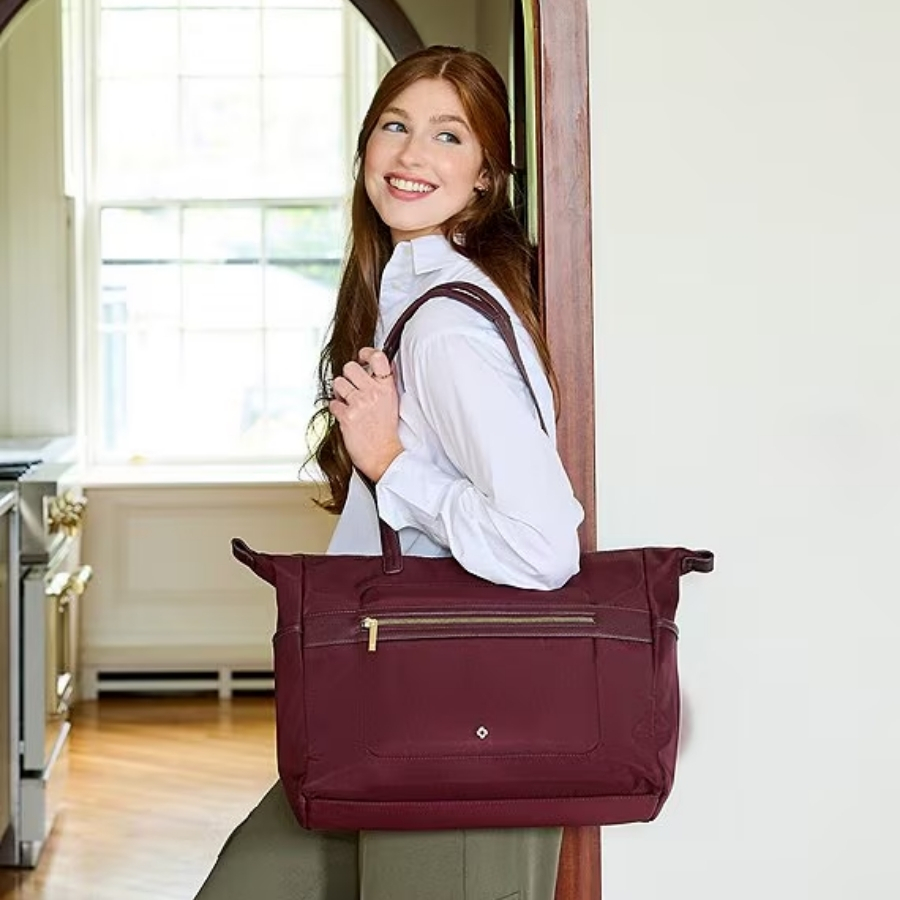 Chiếc Túi xách Samsonite Mobile Solution 2 Tote kết hợp phong cách thanh lịch và tính thực dụng với nội thất rộng rãi