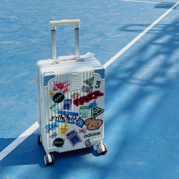 Vali Addidas size 20 cabin được làm từ chất liệu nhựa cao cấp, đảm bảo độ bền và đẹp trong suốt thời gian sử dụng.