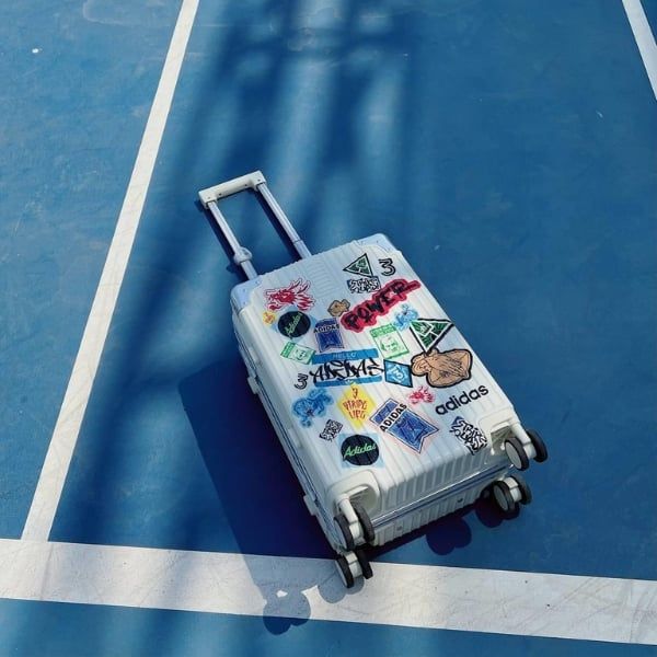 Vali Addidas size 20 cabin được làm từ chất liệu nhựa cao cấp, đảm bảo độ bền và đẹp trong suốt thời gian sử dụng.
