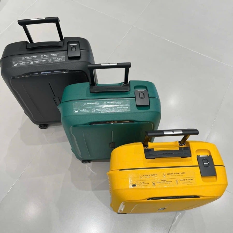 Vali Samsonite Essens Vỏ được làm bằng ít nhất 70% polypropylen tái chế sau tiêu dùng