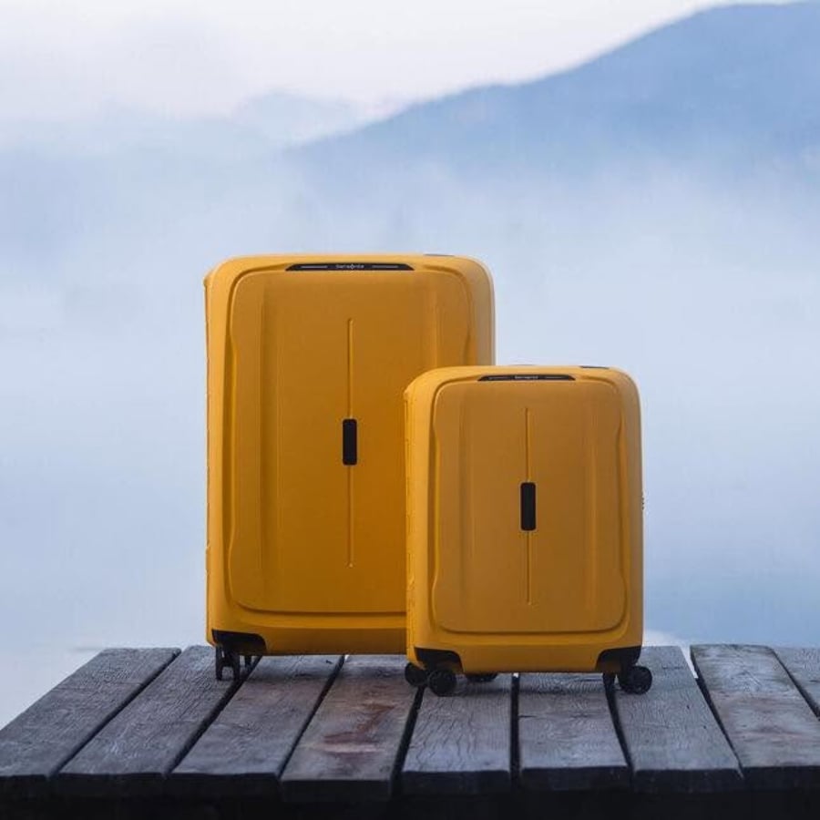 Vali Samsonite Essens Vỏ được làm bằng ít nhất 70% polypropylen tái chế sau tiêu dùng