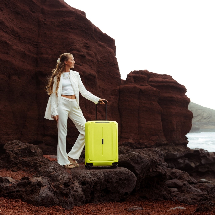 Vali Samsonite Essens màu xanh Lime được làm bằng ít nhất 70% polypropylen tái chế sau tiêu dùng