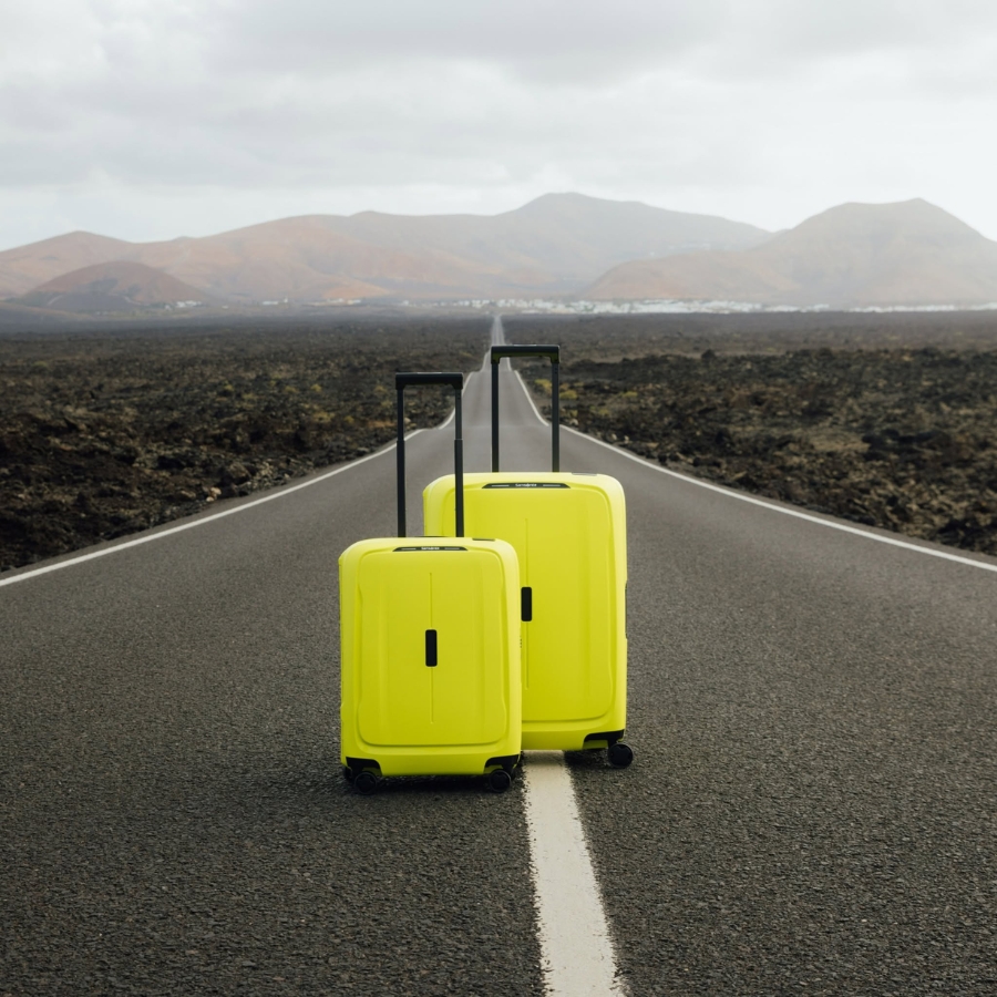 Vali Samsonite Essens màu xanh Lime hoàn hảo với trọng lượng nhẹ, hệ thống khóa 3 điểm sáng tạo và giải pháp đóng gói độc đáo.