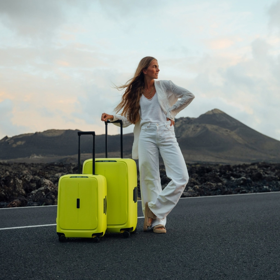 Vali Samsonite Essens màu xanh Lime Được sản xuất tại trung tâm châu Âu và làm từ vật liệu tái chế