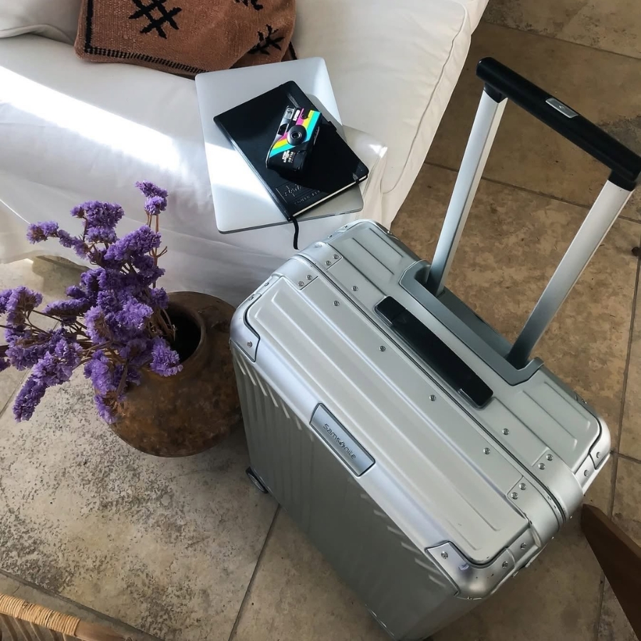 Vali Samsonite Lite box Alu Vỏ nhôm anod hóa cao cấp, chắc chắn và các góc được gia cố bảo vệ đồ đạc của bạn