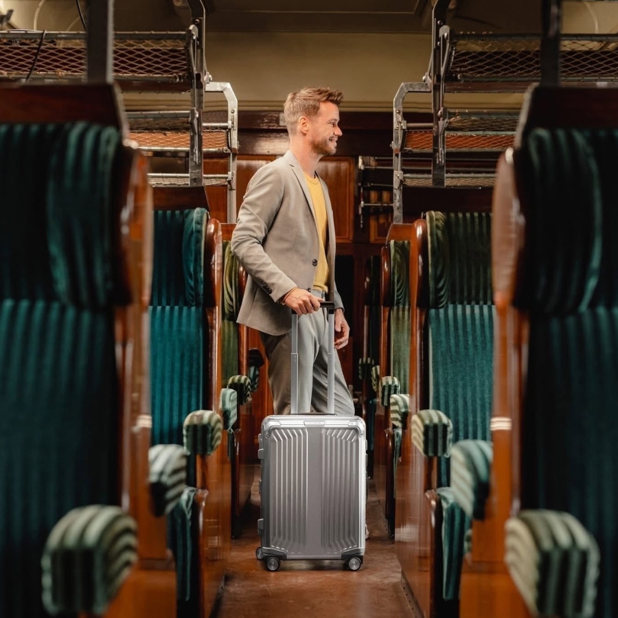Vali Samsonite Lite box Alu Vỏ nhôm anod hóa cao cấp, chắc chắn và các góc được gia cố bảo vệ đồ đạc của bạn
