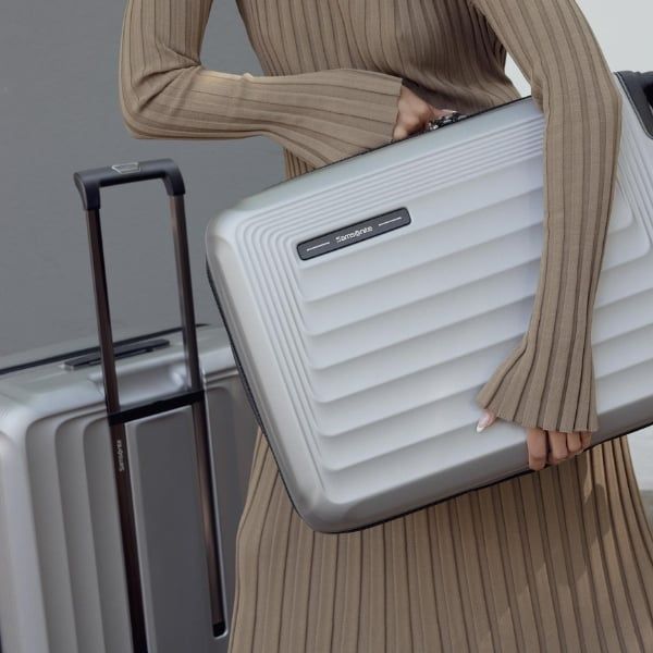 Samsonite Nuon sở hữu dung tích lớn, giúp bạn thoải mái đóng gói hành lý cho những chuyến đi dài.