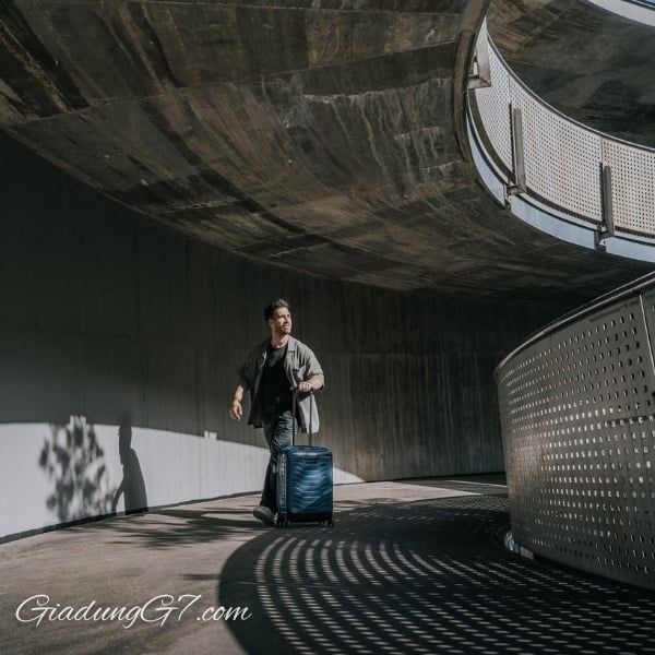 Vali Samsonite Proxis Laptop có bánh xe xoay kép được thiết kế lõm vào thân chính