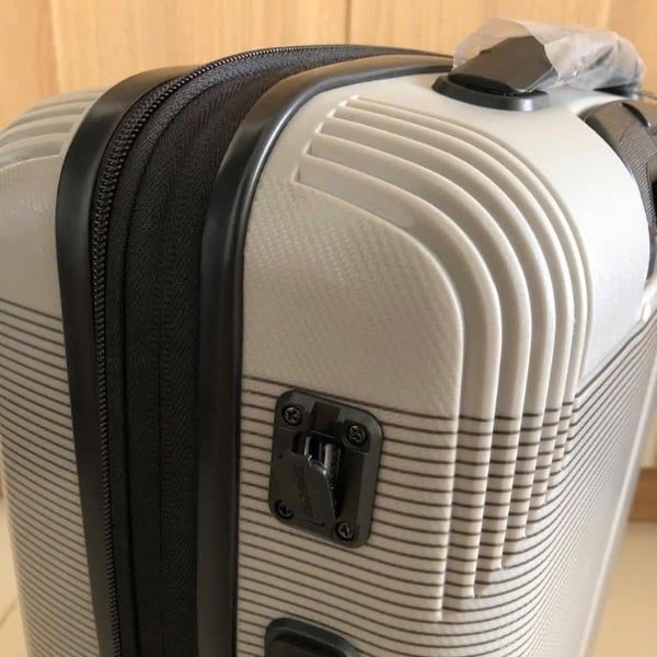 Vali Samsonite Supra DLX Giữ cho thiết bị của bạn được sạc và đồ đạc của bạn được bảo vệ.
