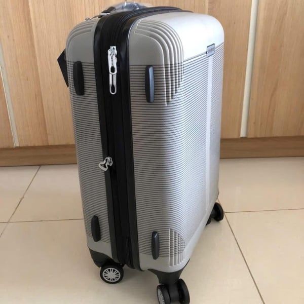 Vali Samsonite Supra DLX Giữ cho thiết bị của bạn được sạc và đồ đạc của bạn được bảo vệ.
