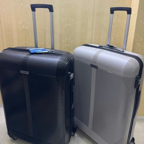 Vali Samsonite Supra DLX Giữ cho thiết bị của bạn được sạc và đồ đạc của bạn được bảo vệ.