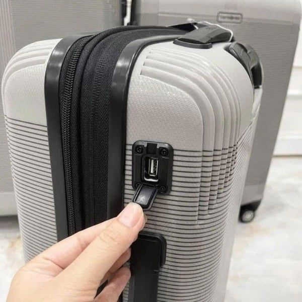 Vali Samsonite Supra DLX Giữ cho thiết bị của bạn được sạc và đồ đạc của bạn được bảo vệ.