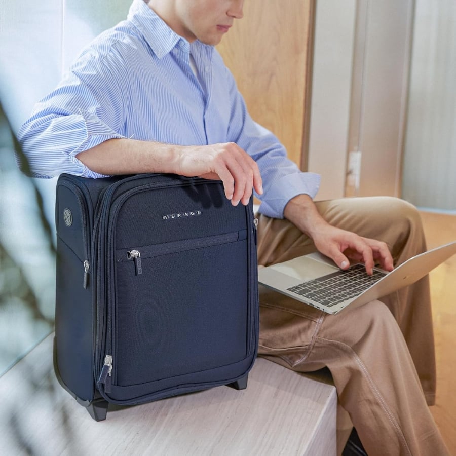 Vali Verage Underseat Pro Carry-on được thiết kế Một ngăn đựng máy tính xách tay chuyên dụng, có đệm, chứa được máy tính xách tay lên đến 15 inch