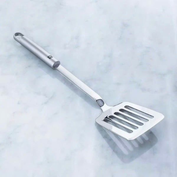 Xẻng Zwilling Pro inox 35cm là lựa chọn hoàn hảo khi bạn chiên hamburger, cá tẩm bột hoặc schnitzel.