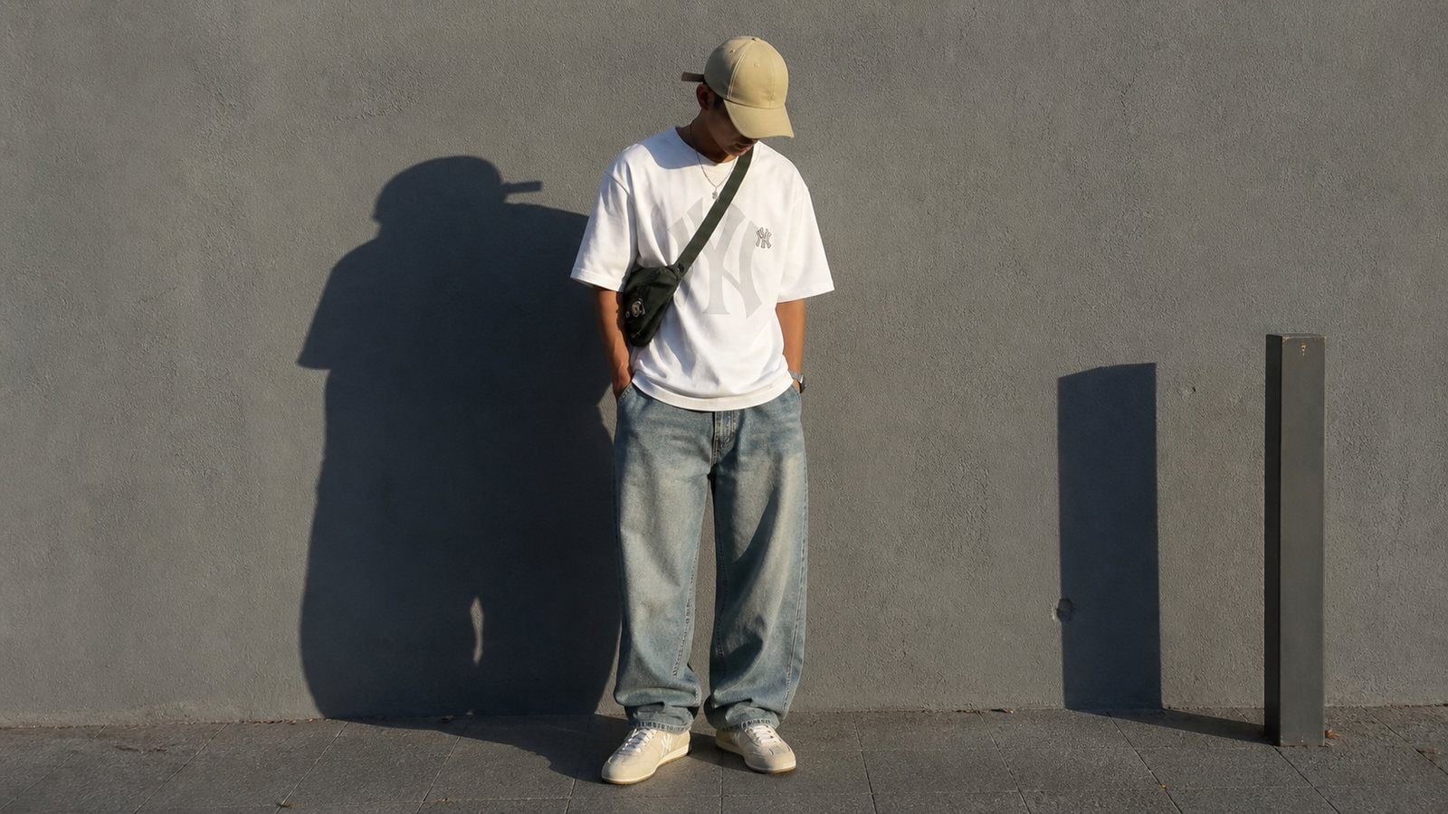 Y2K và streetwear trong outfit sporty street với sneaker và áo logo