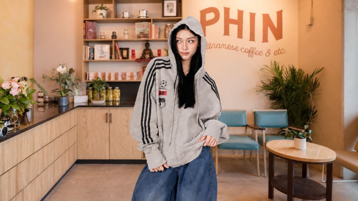 Áo hoodie nỉ có mũ và túi trước trong outfit streetwear