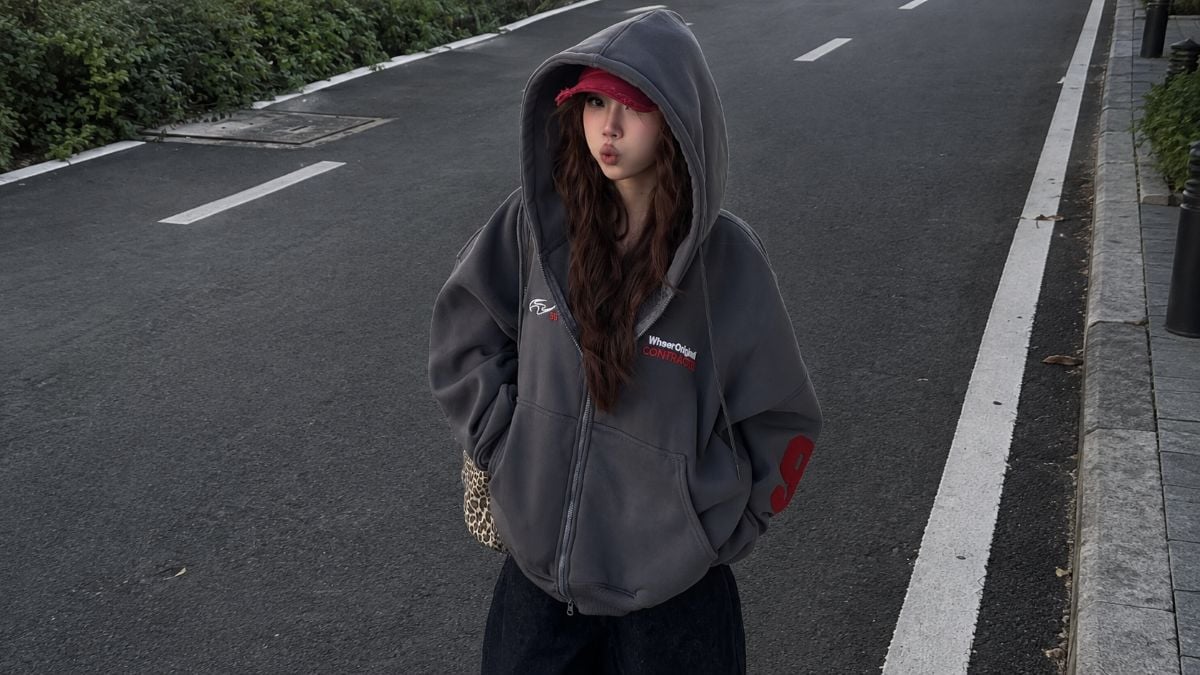 Áo hoodie zip phối layer cùng áo khoác bóng chày
