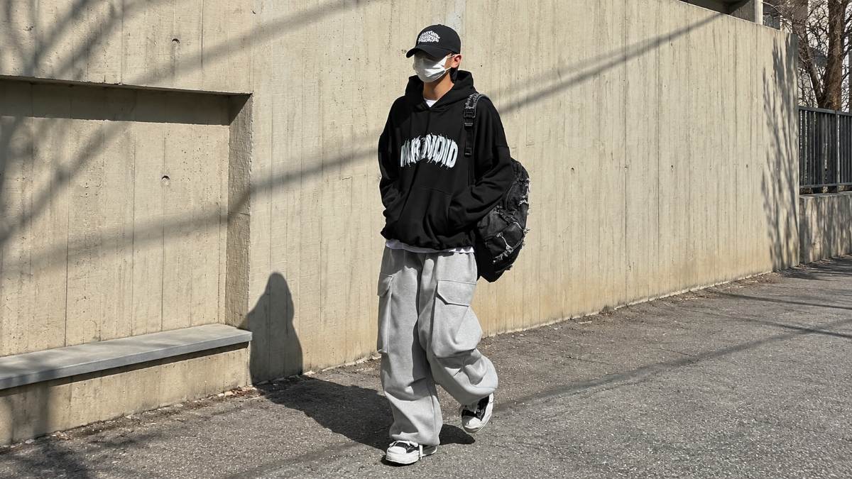 Outfit áo hoodie quần cargo nón bóng chày phong cách MLB