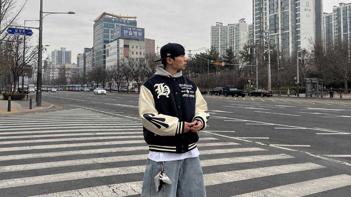 Layer áo hoodie dưới áo khoác bóng chày cùng sneaker MLB