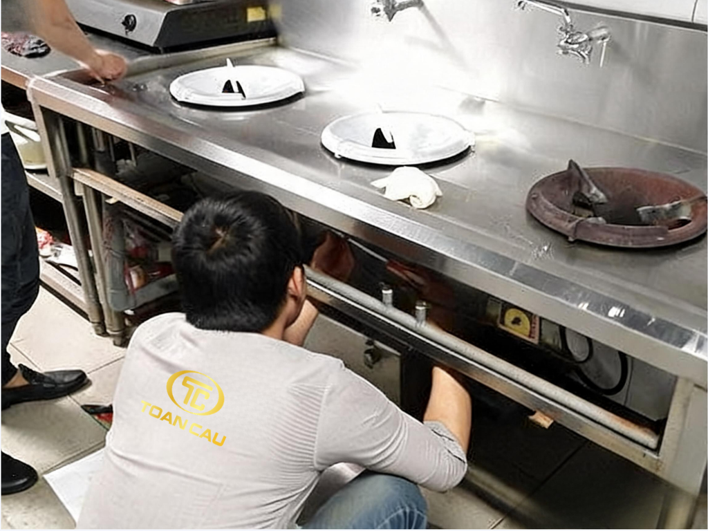 Kỹ thuật viên kiểm tra và sửa chữa bếp ga công nghiệp tại nhà hàng