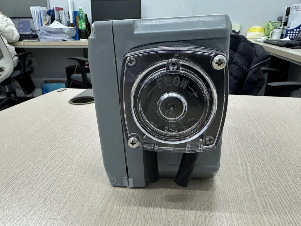 ảnh máy bơm định lượng hóa chất DC902 trực diện