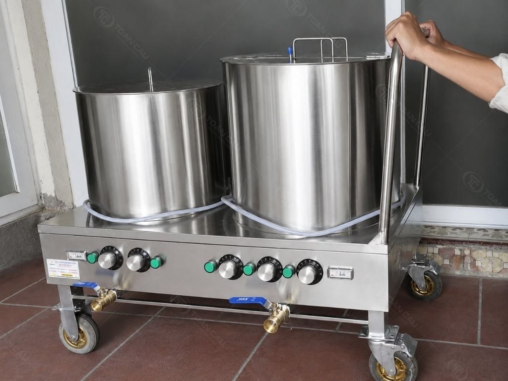 ảnh góc nghiêng cận bánh xa và tay cầm của nồi nấu phở đôi 30L & 50L TC NPD35