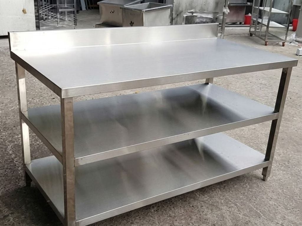 anh-that-goc-nghieng-san-pham-ban-bep-inox-co-2-gia-phang-TC-BB2PT