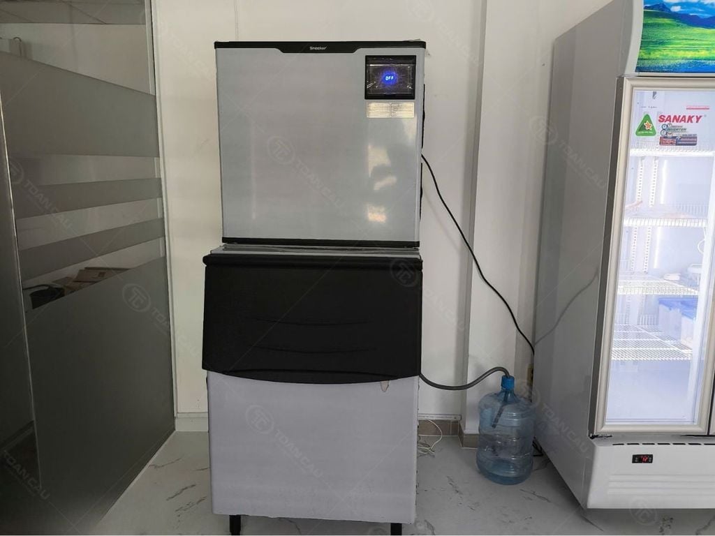 Kỹ thuật viên Bếp Toàn Cầu đã lắp đặt máy làm đá theo yêu cầu của khách hàng