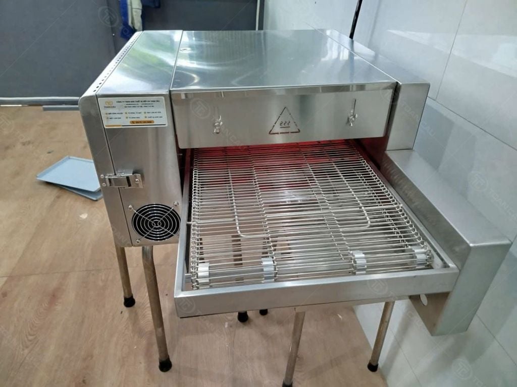 Bếp Toàn Cầu lắp đặt lò nướng pizza băng chuyền cho khách hàng