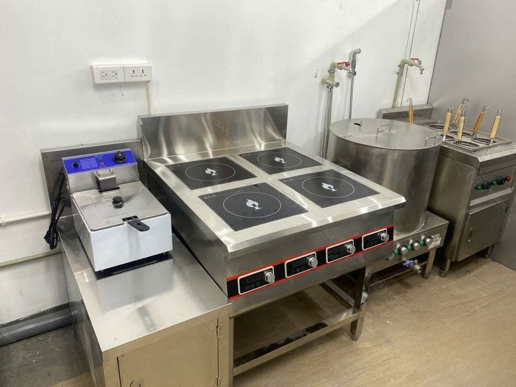 Bếp từ công nghiệp 5000w được lắp đặt trong không gian bếp nhà hàng