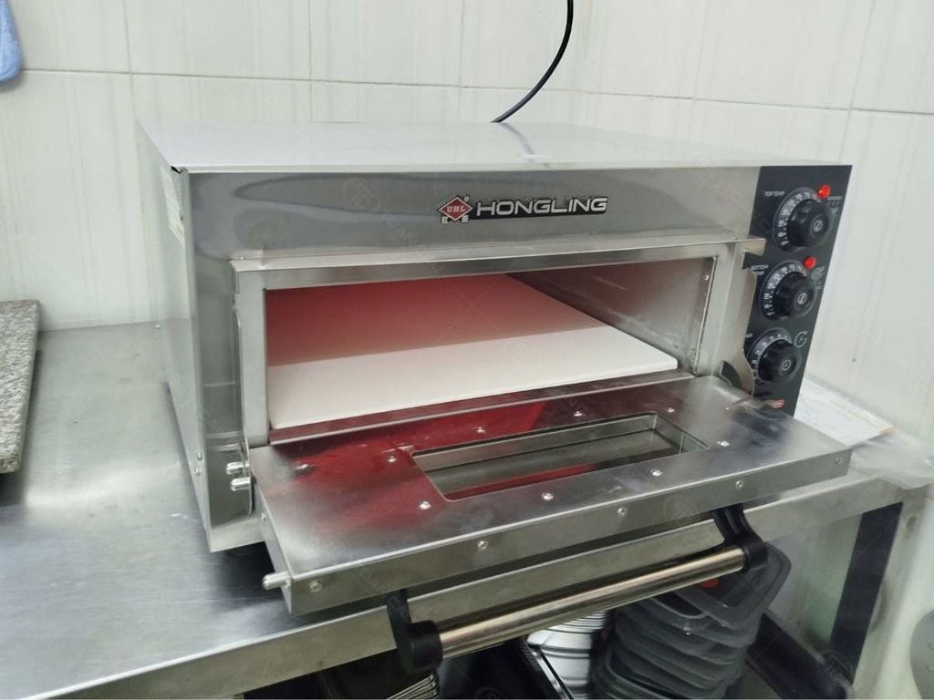 Hình ảnh bên trong bề mặt nướng của lò nướng bánh pizza