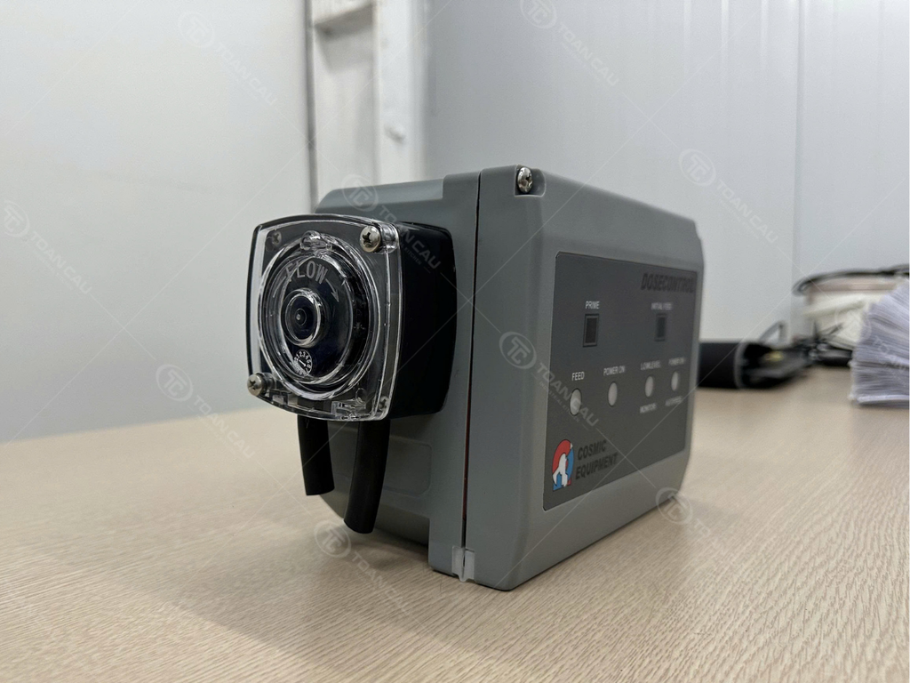 ảnh máy bơm định lượng hóa chất DC902 bên trái
