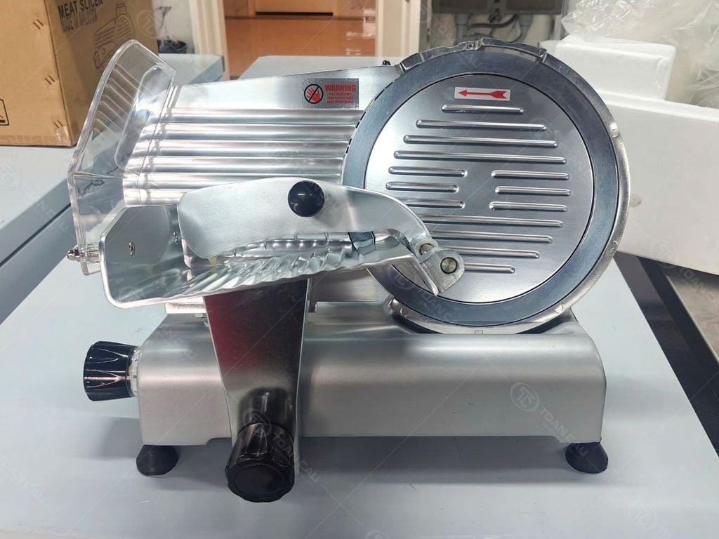 Máy cắt thịt với năng suất 30kg/giờ