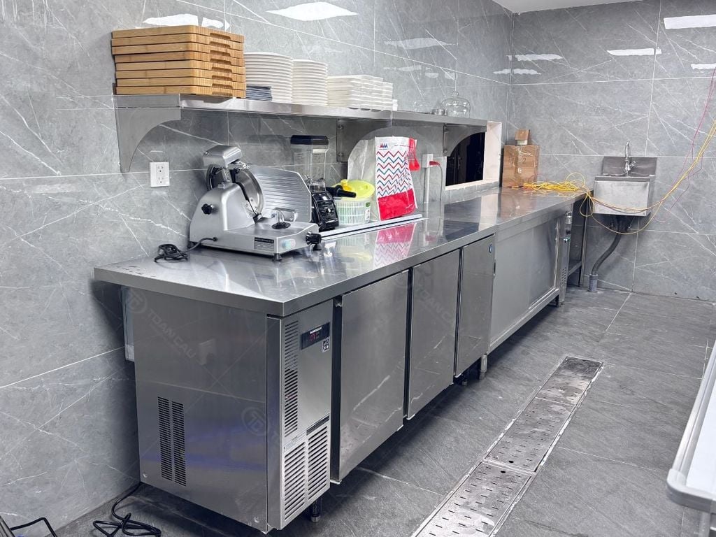Máy thái thịt được sử dụng trong bếp nhà hàng