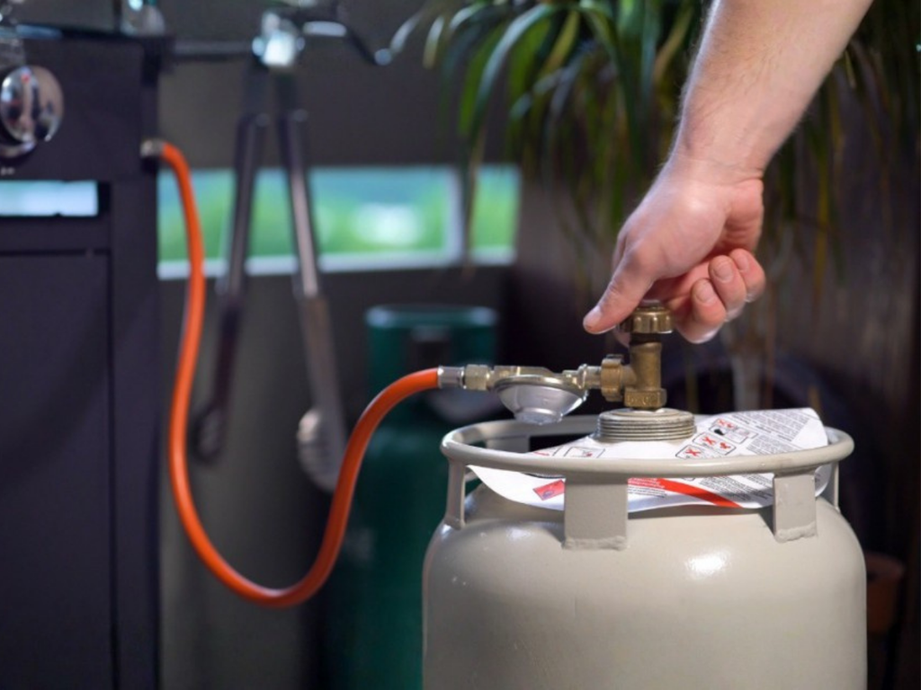 Khóa van gas tổng khi phát hiện rò rỉ khí gas ở bếp công nghiệp