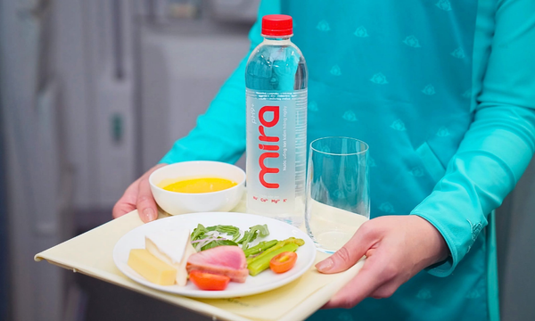 Nước ion kiềm Mira trên chuyến bay Vietnam Airlines